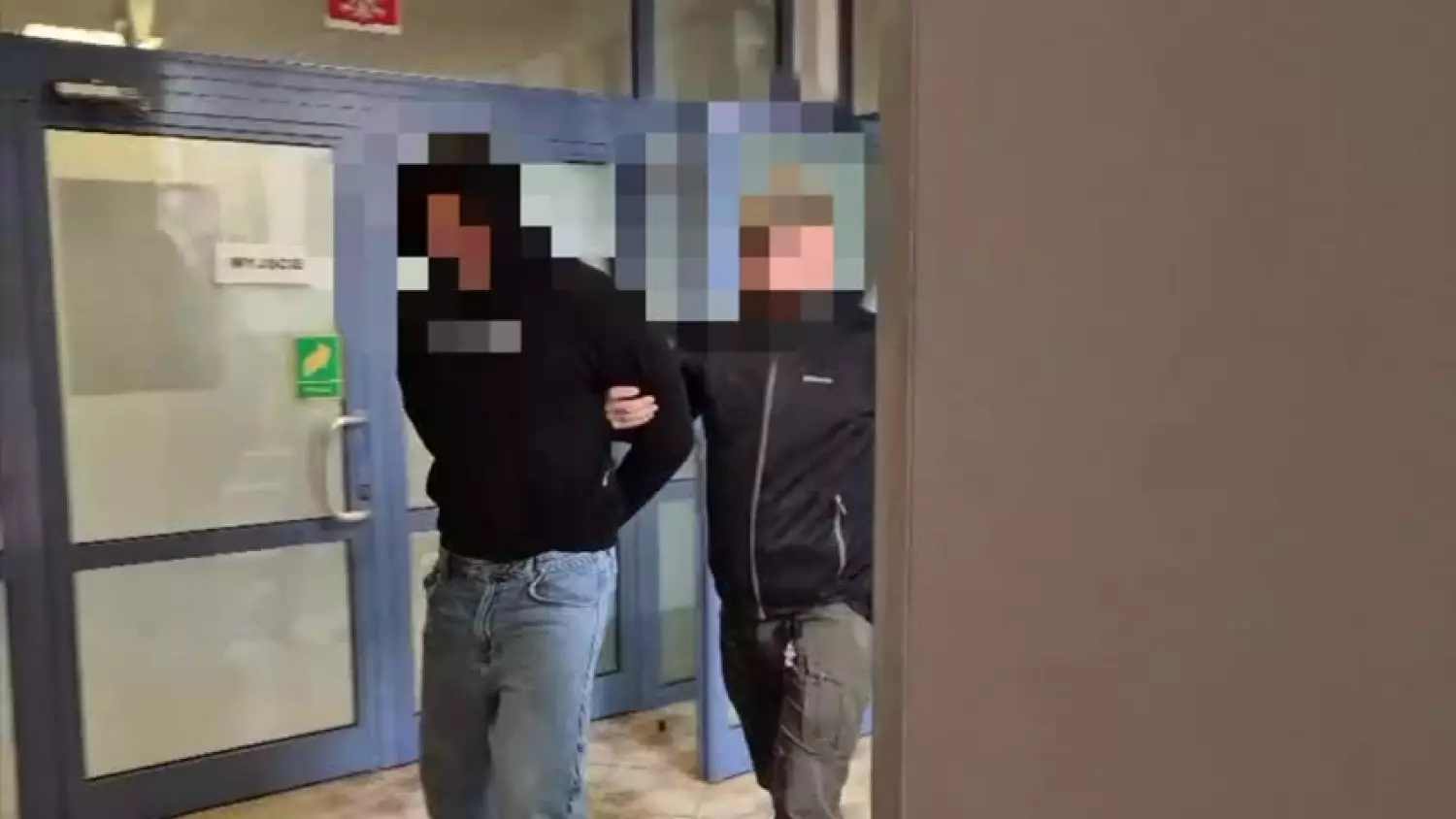 Trzech zatrzymanych i 62 zarzuty. Policja z Pruszkowa pokazała film z akcji